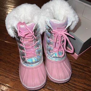 London Fog iridescent snow boots. Excellent condition worn 1-2 times. Size 11.